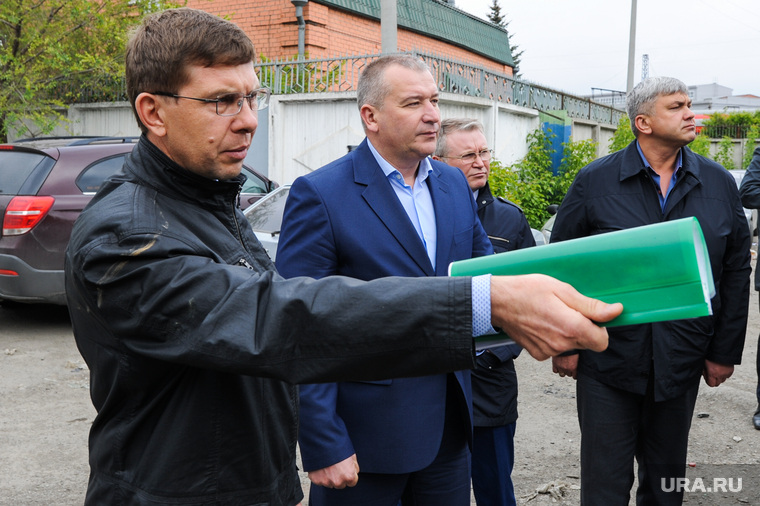В минстрое Челябинской области Иван Белавкин (слева) отвечал за вопросы ЖКХ и коммунальной инфраструктуры