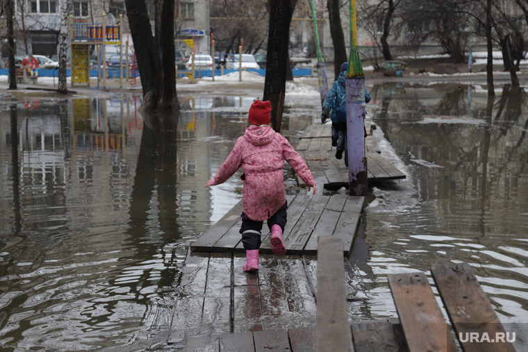 Дождь и затопленные парки. Екатеринбург, лужа