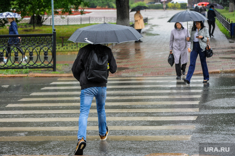 Непогода, дождь. Челябинск, пешеходный переход, пешеход, ливневая канализация, ураган, ручей, зонт, непогода, шторм, ливень, климат, дождь