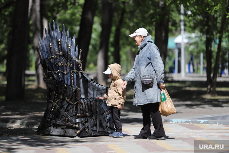 Арт объект в ЦПКиО . Курган , трон, арт объект, трон из игры престола