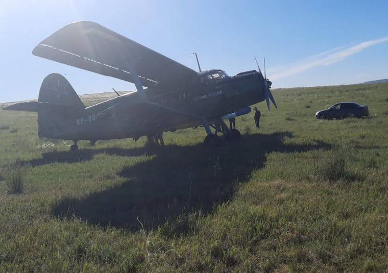 На борту самолета было 8 человек, включая парашютистов