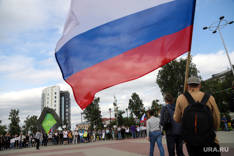 Пикет в поддержку незарегистрированных кандидатов в Мосгордуму на площади Борцов Революции. Тюмень, пикет, триколор, флаг россии