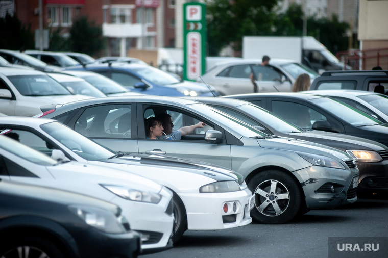 Первый сеанс автокинотеатра Okko. Екатеринбург, drive in, кино под открытым небом, уличное кино, стоянка авто
