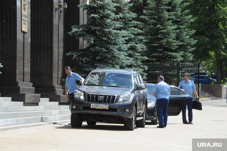 Машина с прокурорами прибыла к резиденции губернатора