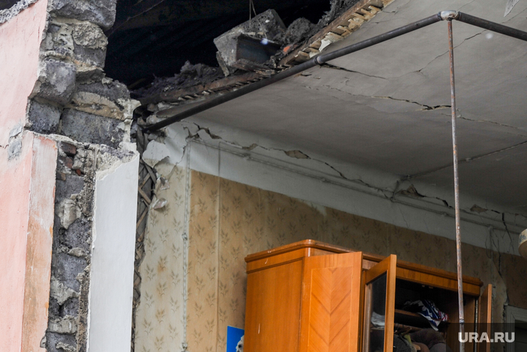 Обрушение части двухэтажного жилого дома на улице Кронштадской. Челябинск, руины, аварийное жилье, ветхое жилье, ветхо-аварийный дом