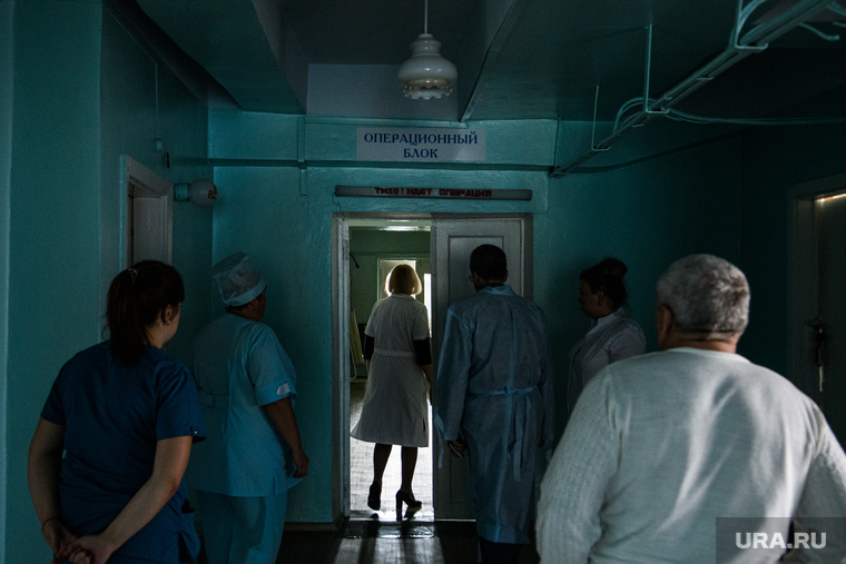 Центральная городская больница города Катав-Ивановск. Челябинская область, больничный коридор, операционный блок, хирургическое отделение, больница
