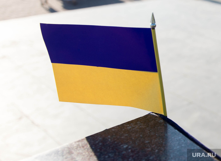 Пикет болотников за свободу узников и свободу Украины. Екатеринбург, флаг украины