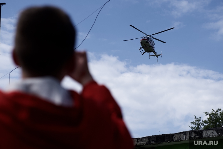 Первый вертолет приземлился на стадион возле больницы №23