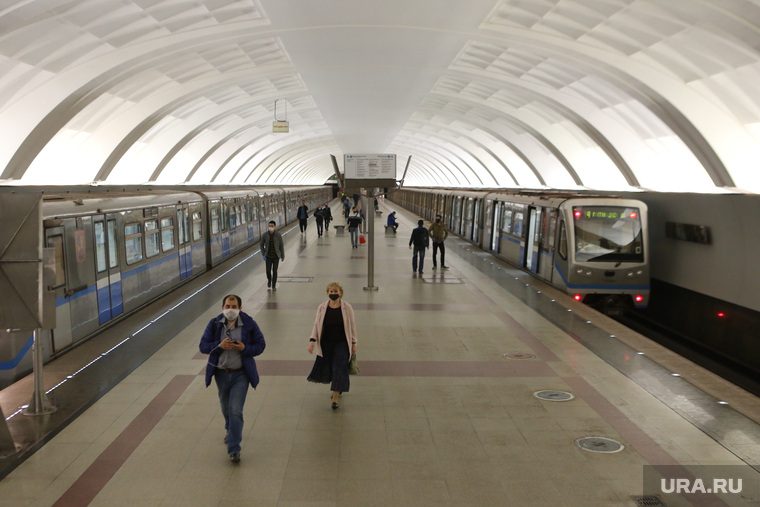 Спальные районы Москвы во время периода самоизоляции. Москва, лето, метро, строгино