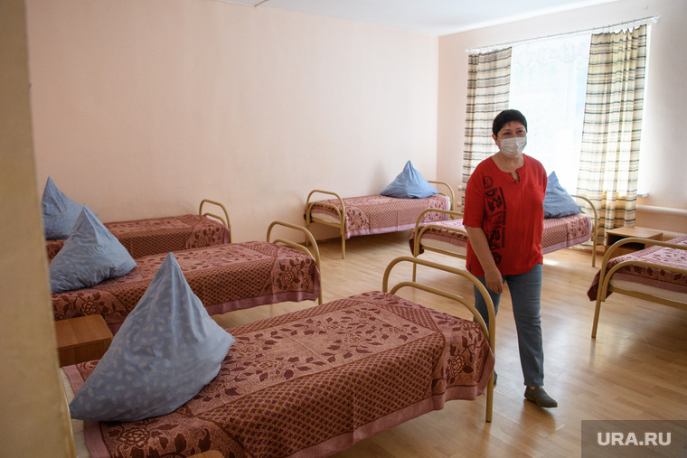 Детский лагерь "Маяк" перед летней сменой. Свердловская область, Сысерть, кровати, летний лагерь, детский лагерь, спальня, спальная комната