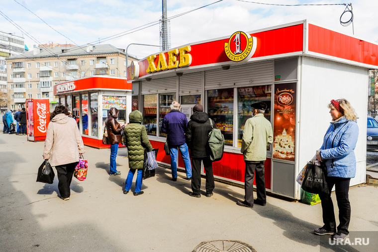 Обстановка на улицах города во время эпидемии коронавируса и режима самоизоляции. Челябинск, киоск, очередь , хлеб, продукты питания, социальная дистанция