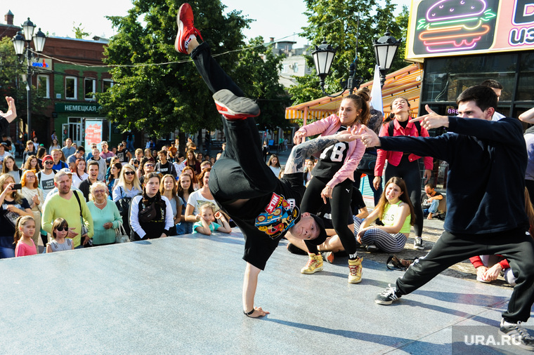 Фестиваль "Триколор-баттл", посвященный Дню российского флага, на улице Кирова. Незавершенные движения. Челябинск, брейкданс, танцы, рэп, хип-хоп, субкультура, молодежь