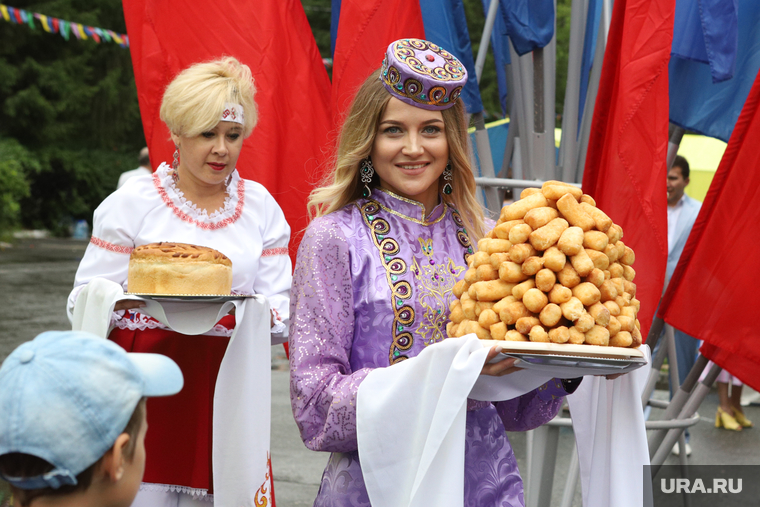 Праздник Сабантуй. Курган, выпечка, чак-чак, национальная одежда, татары, сабантуй, национальные костюмы, кулинария, национальный костюм, национальная кухня, татарская кухня