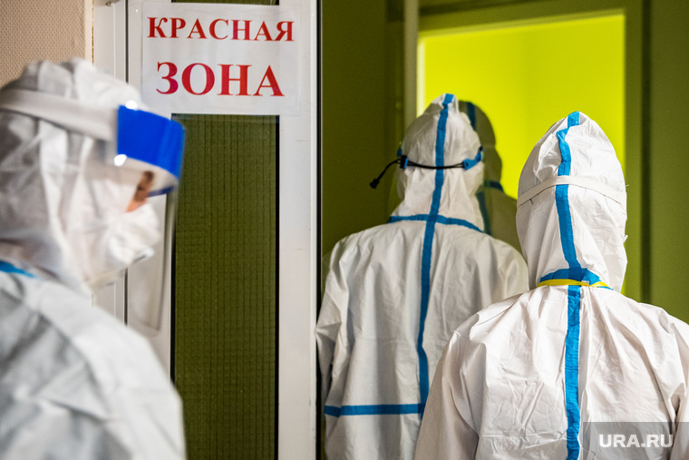 Свердловский областной клинический психоневрологический госпиталь для ветеранов войн, где оказывают помощь пациентам с коронавирусной инфекцией COVID-19. Екатеринбург, госпиталь, защитный костюм, медицинский работник, больница, противочумный костюм, коронавирус, covid, противочумной костюм, красная зона, ковидный госпиталь