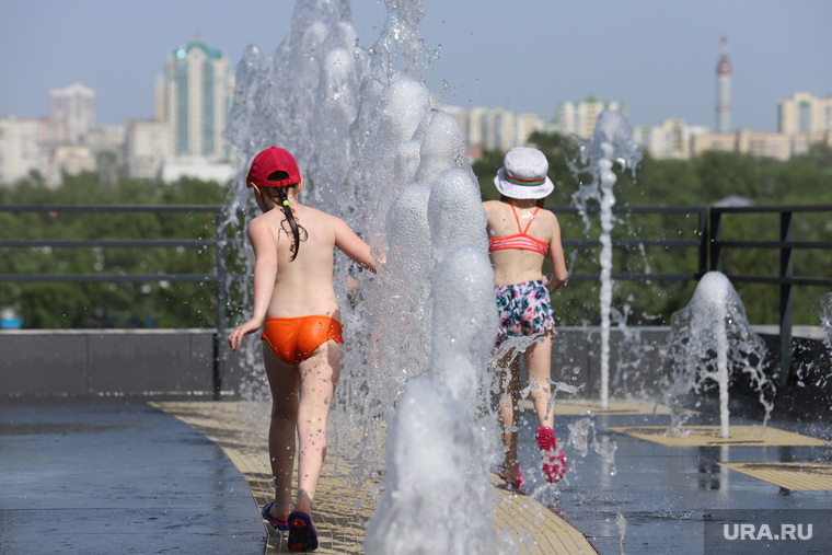 Летом 2024 будет жара. Жара дети купаются в фонтане. Дети купаются в фонтане. Жара фонтан. Дети фонтан жара купание.
