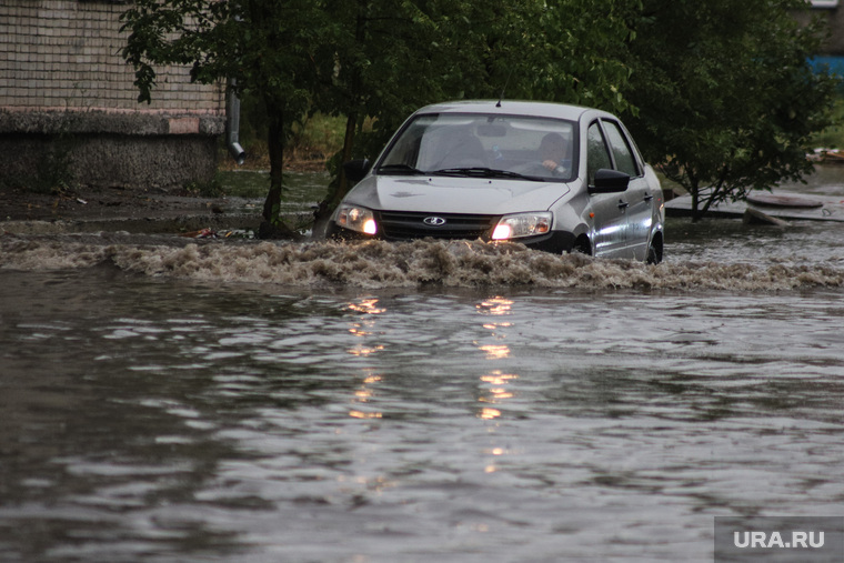 Затопленная улица Кирова. Курган, затопленная улица, автомобиль в воде, ливень, потоп, дождь, последствие ливня