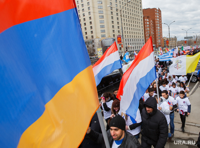 Шествие посвященное столетию геноцида армян. Екатеринбург, флаг армении