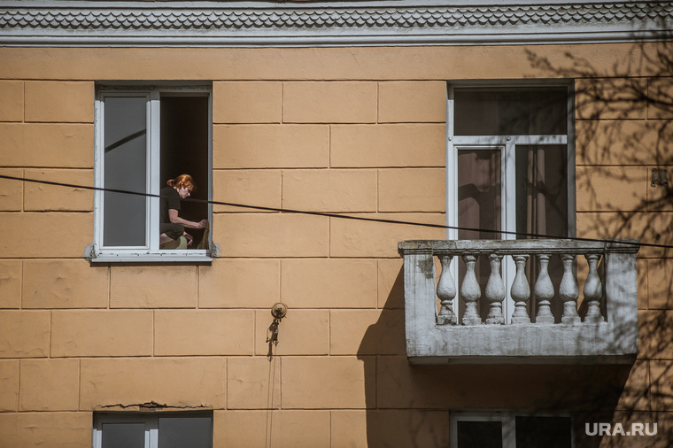 Екатеринбург во время пандемии коронавируса COVID-19, изоляция, женщина в окне, окно, виды екатеринбурга, режим самоизоляции, пандемия коронавируса