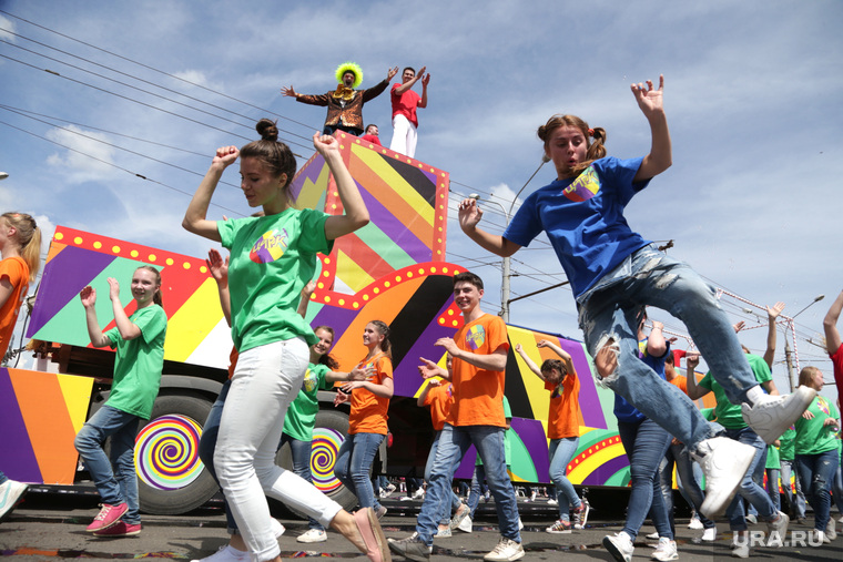 День города Пермь, карнавал, шествие, танцы, актеры, праздник