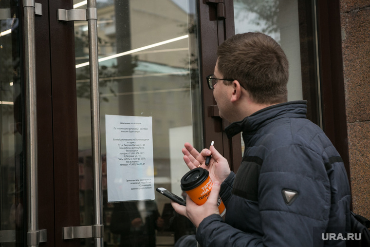 Очередь за новыми IPhone X у re-Store на Тверской улице д. 27. Москва, покупатель, магазин закрыт