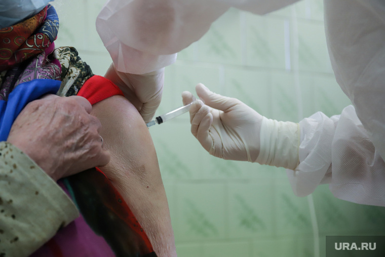 Вакцинация ветеранов вторым компонентом вакцины "Гам-КОВИД-Вак" ("Спутник V"). Екатеринбург, укол, прививка, шприц, вакцинация, спутник v, вакцина от коронавируса, прививка от ковид, гам ковид вак