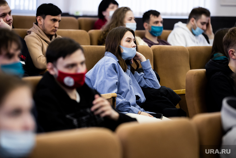 Первый учебный день в
Уральском федеральном университете (УрФУ) после карантинных мер. Екатеринбург, аудитория, урфу, учеба, студенты, масочный режим, учащиеся, лекции, очное обучение