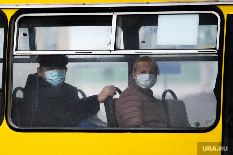 Екатеринбург во время пандемии коронавируса COVID-19, общественный транспорт, медицинская маска, защитная маска, маска на лицо