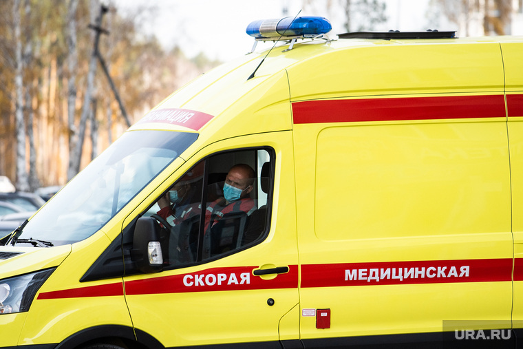 Вертолёт с девушкой из Магнитогорска, пострадавшей при падении в Оленьих ручьях. Екатеринбург, реанимация, медицина катастроф, экстренная помощь, машина реанимации