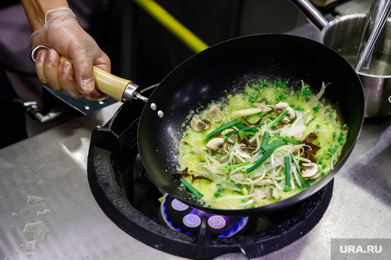 Открытие нового кафе «Chao! Вьетнамская кухня». ЕКатеринбург, повар, сковорода, жарка, готовка, еда, вьетнамская кухня