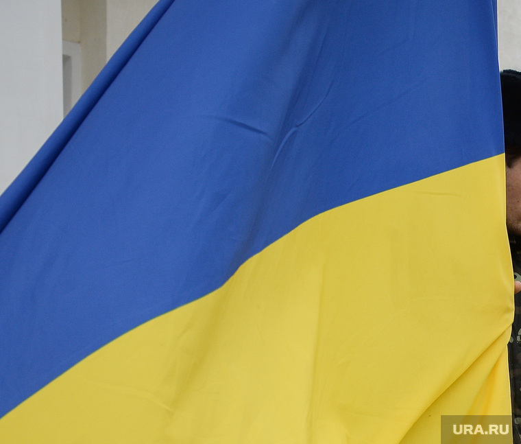 Безоружные украинские военные встретились с Российскими. Переговоры.Севастополь. Крым. Аэропорт Бельбек, флаг украины, армия