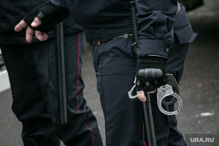 Клипарт "Полиция, доставка подследственного". Москва, полиция, спецсредства, полицейский, наручники