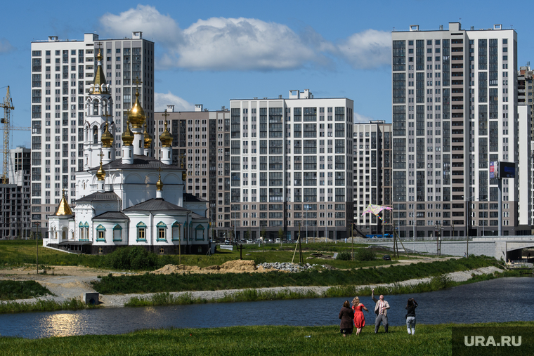 Виды микрорайона Академический. Екатеринбург, спальный район, жилые дома, храм святых божьих строителей, город екатеринбург, новый район, микрорайон академический, мкр академический, благовещенский храм святых божиих строителей, парк преображенский