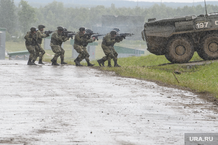 Первый день форума "Армия 2019" на Свердловском полигоне. Екатеринбург, военная техника, оружие, грязь, военнослужащие, пасмурная погода, дождь, полигон, солдат, боевые учения
