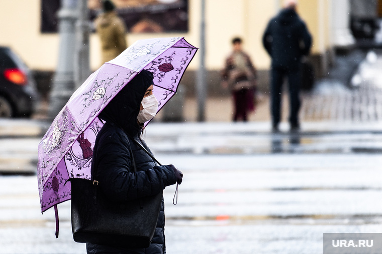 Екатеринбург во время пандемии коронавируса COVID-19, зонт, зонтик, медицинская маска, город, защитная маска, дождливая погода, улица, дождь, общественное место, маска на лицо, коронавирус