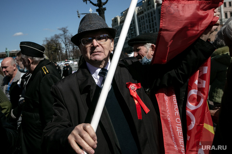 Митинг-встреча с депутатом от КПРФ Валерием Рашкиным. Москва, красный флаг, флаг, кпрф, митинг, коммунисты
