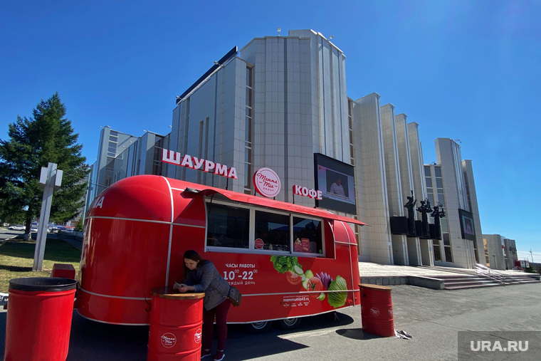 Продажа шаурмы возле Филармонии.Курган, филармония курган, шаурма