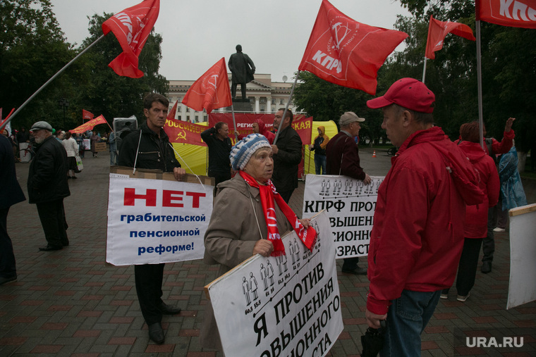 Митинг против пенсионной реформы. Тюмень, пенсионерка, флаги кпрф, пенсионная реформа