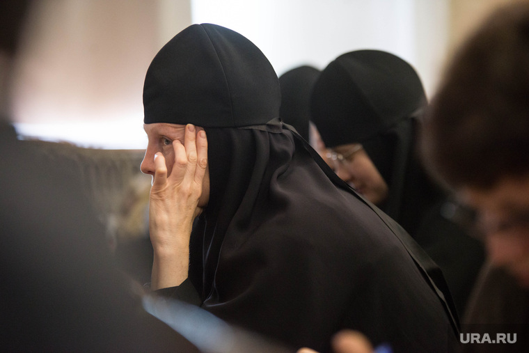 Публичные слушания по строительству ЕКАД. Екатеринбург, монахиня, закрывается рукой, православие