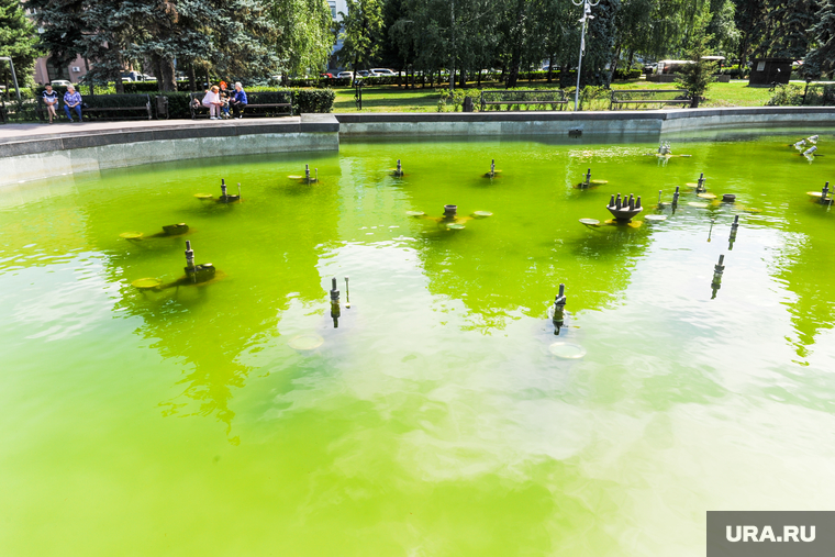 Фонтан с зеленой водой. Челябинск