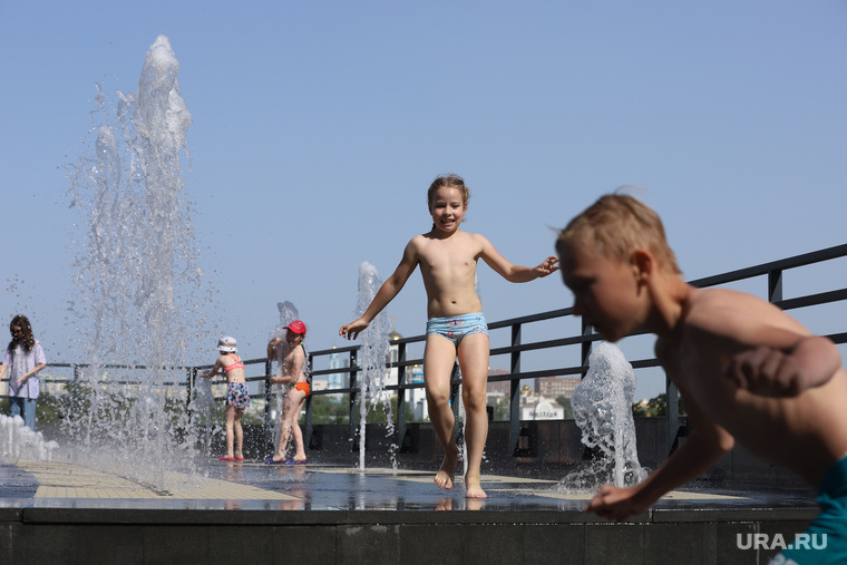 Жаркий день. Екатеринбург, тепло, лето, жара, дети, купание в фонтане, фонтан, лето в городе