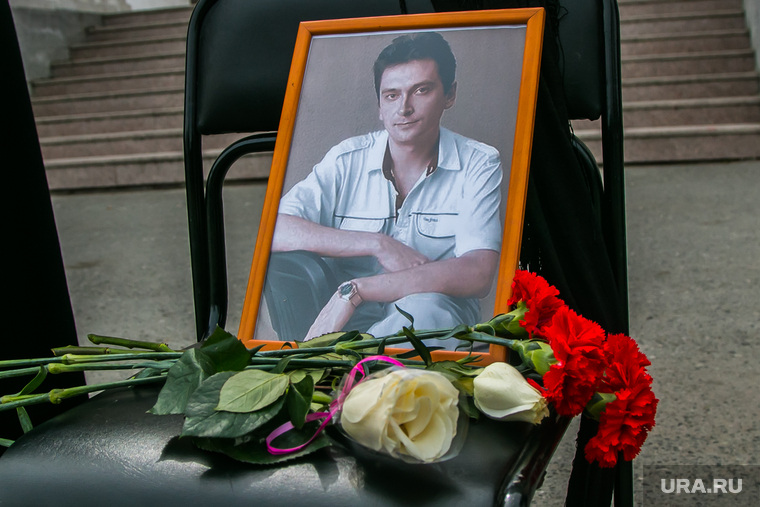 Пикет памяти журналиста Владимира Кирсанова. Курган, розы, портрет, гвоздики, кирсанов владимир, память