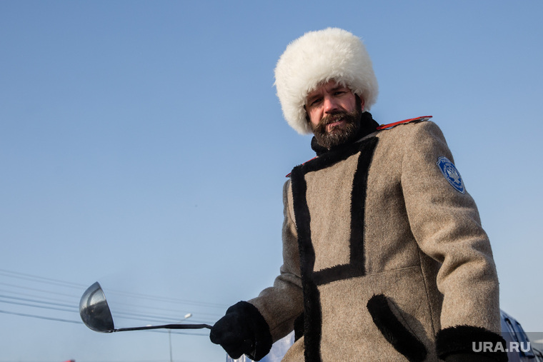 Митинг, посвященный Дню защитника Отечества. Сургут, казак с поварешкой