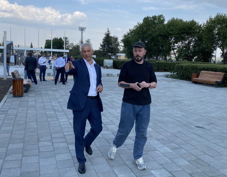 В прогулке по Магнитке Артемия Лебедева (справа) сопровождал мэр Сергей Бердников