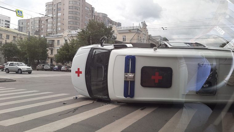 Машина скорой помощи перевернулась