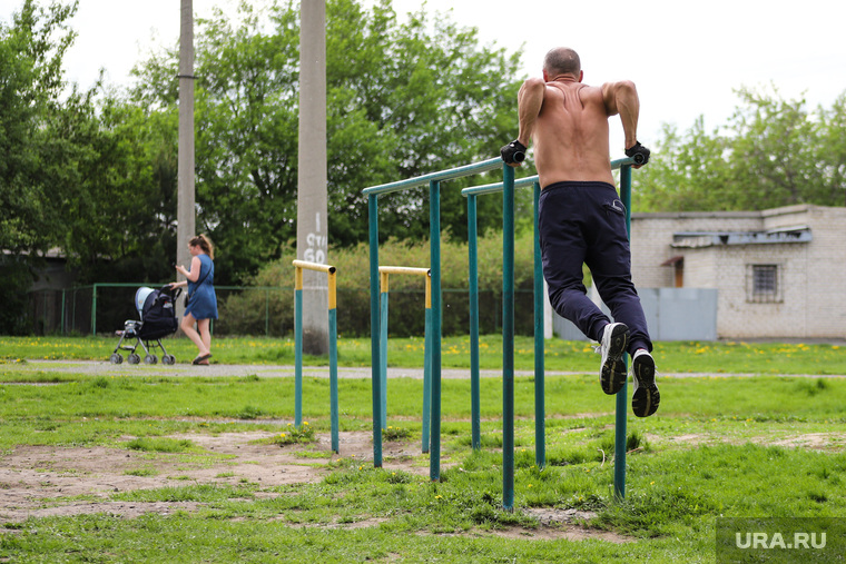 Разное. Курган, спортсмен, спортивная площадка, спорт, отжимания на брусьях, спортивная зона