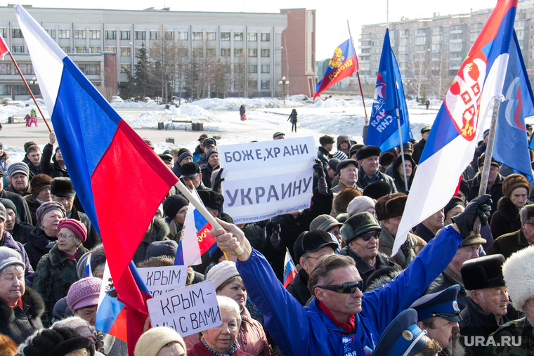 Митинг в поддержку русскоязычного населения Украины на площади Народных  гуляний. Магнитогорск, флаг россии, украина и россия