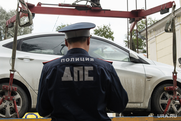 Работа автоэвакуаторов в Екатеринбурге, автоэвакуатор, парковка машин, стоянка автомобилей, эвакуация автомобиля, работает эвакуатор, автомобиль, гибдд, дпс, полицейский, личный транспорт, машина, автоинспектор