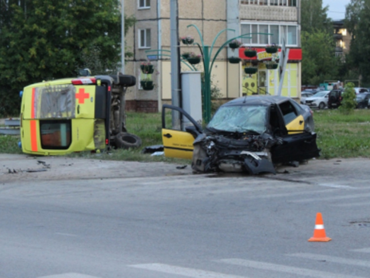В Соликамске такси не уступило дорогу скорой помощи и врезалось в нее