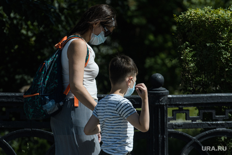 Екатеринбург во время пандемии коронавируса COVID-19, прогулка, семья, маска на лицо, мама и ребенок, масочный режим