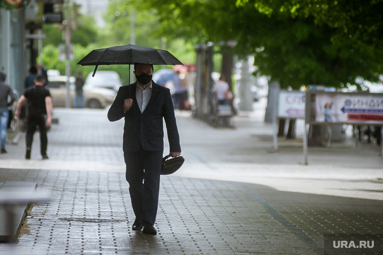 Екатеринбург во время пандемии коронавируса COVID-19, прохожий, зонт, мужчина, виды екатеринбурга, дождь